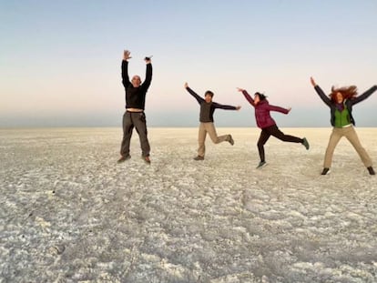 Jugando al trampantojo en el salar de Makgadikgadi, en Botsuana.