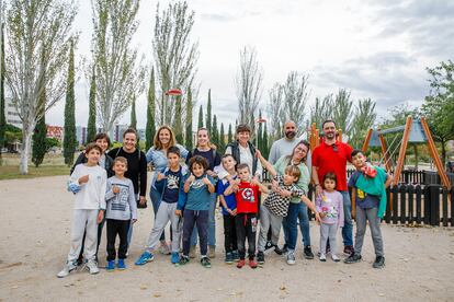 Un grupo de familias en un parque infantil de Valdespartera, en Zaragoza.