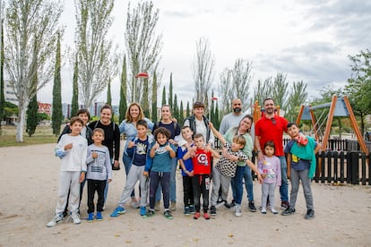 Un grupo de familias en un parque infantil de Valdespartera, en Zaragoza.