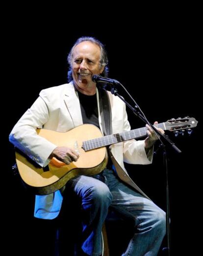 El cantautor Joan Manuel Serrat durante una actuación en Girona