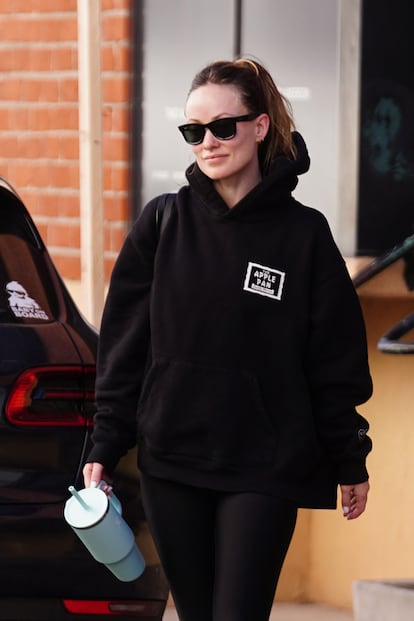Olivia Wilde con un termo tipo Stanley en enero de 2024.