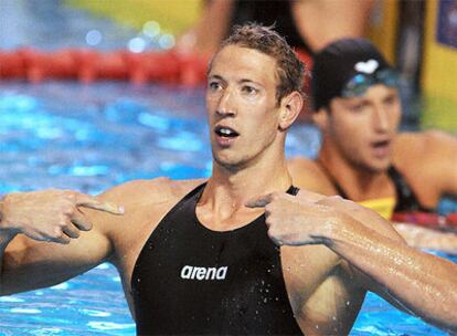 Alain Bernard celebra su récord del mundo de los 100 metros libres en Montpellier, con el modelo X-Glide de Arena, no homologado por la FINA