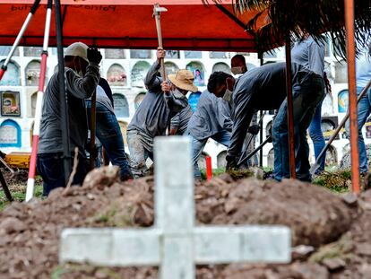 Sepultureros y expertos forenses buscan los restos de víctimas ejecutadas por miembros del Ejército colombiano durante el conflicto armado, en el cementerio de Dabeiba, Antioquia, Colombia, el  pasado 10 de noviembre.