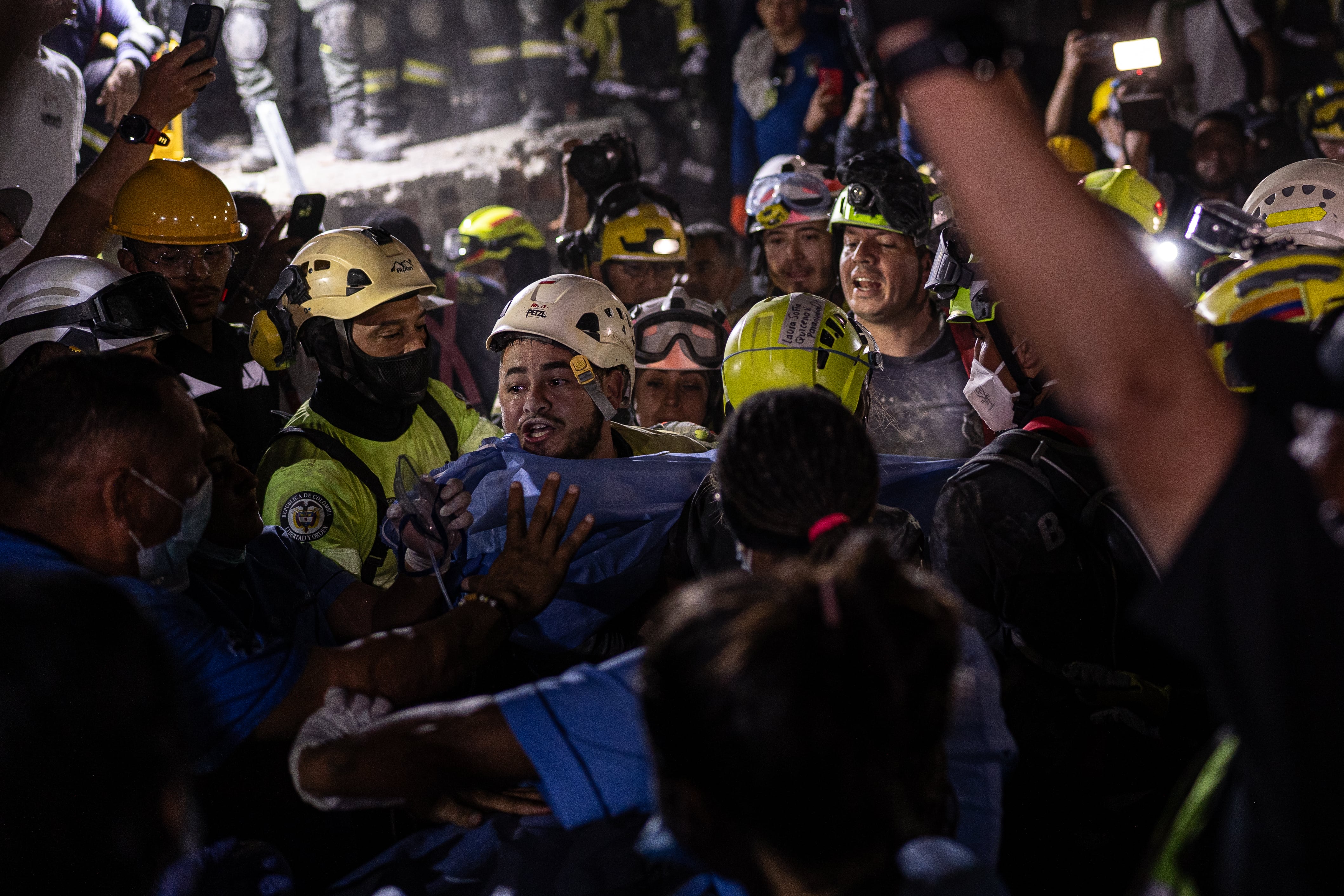 Daniela Largo hacia es trasladada a una ambulancia.