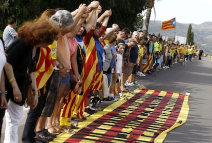 Cientos de ciudadanos participan esta tarde en la cadena humana convocada en la localidad castellonense de Vinaròs.