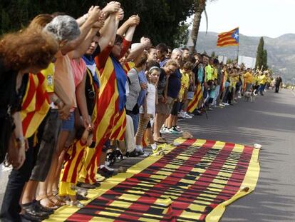 Cientos de ciudadanos participan esta tarde en la cadena humana convocada en la localidad castellonense de Vinaròs.
