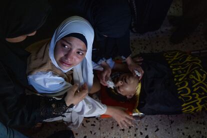 Una mujer llora mientras mira por última vez el cuerpo de Dherar al-kafrini, de 17 años, durante su funeral en el campo de refugiados de Yenín, en Cisjordania, este martes.