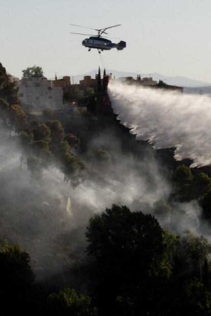 Un helicóptero de extinción, ayer en el Serrallo de Granada.