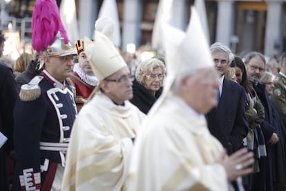 La capital española ha renovado el tradicional voto de la Villa con su patrona, la Virgen de la Almudena, de la mano de la alcaldesa de Madrid, Manuela Carmena, quien ha asegurado que "es de justicia" ayudar a los "refugiados y a los inmigrantes sin papeles y sin asistencia sanitaria".