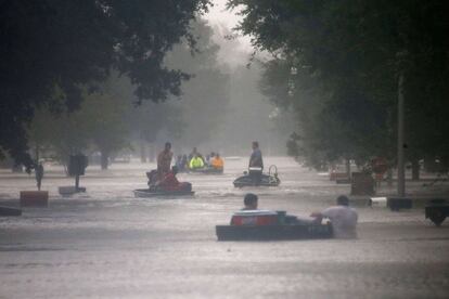 Equipos de recate evacuan a residentes de LaPlace, Luisiana, el 29 de agosto.