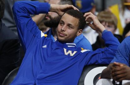 Curry, en el banquillo durante el Denver-Golden State.