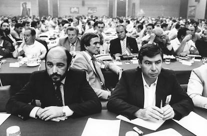 Madrid, octubre de 1983<br>Joaquín Almunia, ministro de Trabajo del primer Gobierno de Felipe González, y José Luis Corcuera, secretario de Acción Sindical de UGT, durante el XVIII Congreso Federal de UGT Metal.