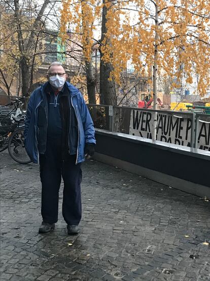 Karl-Heinrich Fromm, repartidor de periódicos, de 68 años, en Berlín.