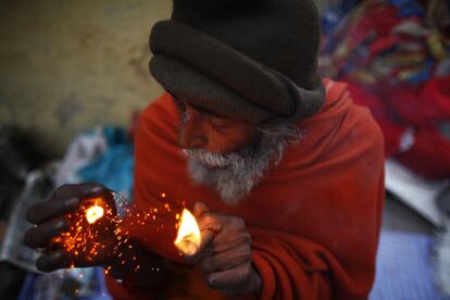 Un hindú fuma marihuana durante el festival 'Shivaratri' en el templo Pashupatinath en Katmandú (Nepal).