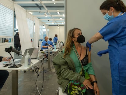 Una enfermera vacuna a una mujer en el centro de vacunación de Fira de Barcelona