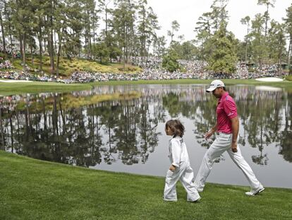 Jason Day,con su hijo Dash, que le hizo de caddie durante el concurso de pares tres.