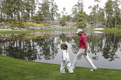 Jason Day,con su hijo Dash, que le hizo de caddie durante el concurso de pares tres.