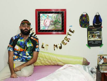 El artista Bolo Blas en su habitación, con obras suyas dedicadas a Arrabal.