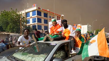 Manifestantes acuden a una protesta frente a la base militar francesa de Niamey, el pasado 1 de octubre, para exigir la retirada de las tropas galas.