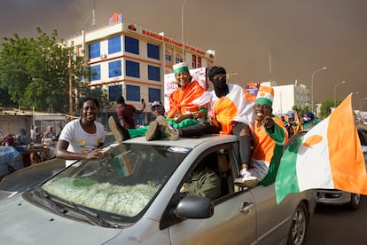 Manifestantes acuden a una protesta frente a la base militar francesa de Niamey, el pasado 1 de octubre, para exigir la retirada de las tropas galas.