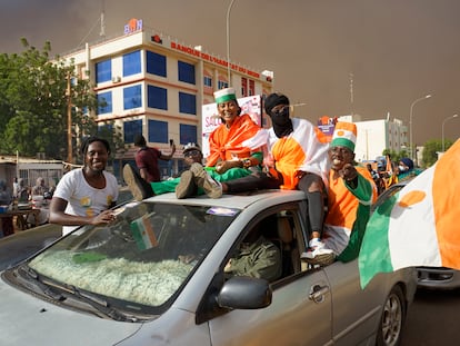 Manifestantes acuden a una protesta frente a la base militar francesa de Niamey, el pasado 1 de octubre, para exigir la retirada de las tropas galas.