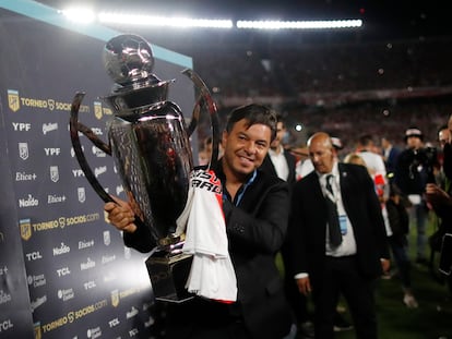 Marcelo Gallardo sostiene la copa de campeón de la primera división del fútbol argentino, obtenida por River el 25 de noviembre tras vencer a Racing Club en el Monumental.