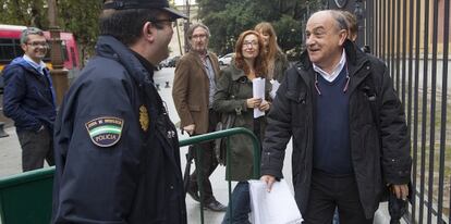 El productor de cine Manuel Gómez, acompañado de otros actores, momentos antes de entregar la carta.