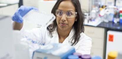 Una empleada de los laborarorios Gilead, propietaria del fármaco que cura la hepatitis C.