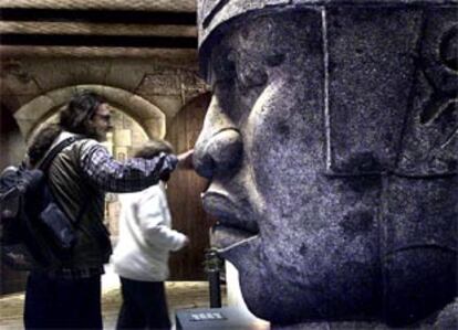 La reproducción de la cabeza olmeca número 8 en el patio del Museo Barbier-Mueller de Barcelona.