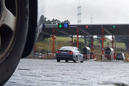 Peaje de autopista en dirección a Carballo.