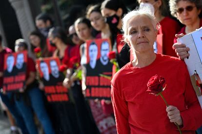 Sian Phillips, hermana del periodista desaparecido Dom Phillips, sostiene una rosa durante la protesta a las afueras de la Embajada brasileña en Londres.