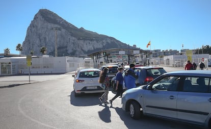 Cola de vehículos ante la aduana para pasar de La Línea de la Concepción (Cádiz) a Gibraltar, el 30 de diciembre.