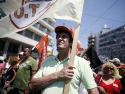 Empleados municipales participan en una marcha para protestar contra el acuerdo alcanzado con la troika para reducir el número de empleados públicos, en los alrededores del Parlamento griego en Atenas. EFE/Archivo