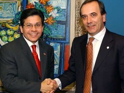 El fiscal general de EE UU, Alberto Gonzales (izquierda), con el ministro del Interior, Antonio Alonso, en Madrid.