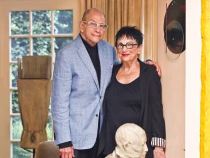 Aaron y Barbara Levine junto a una escultura de Juan Muñoz.