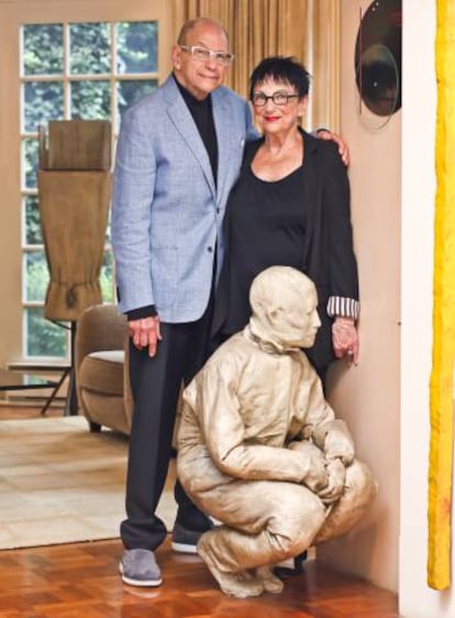 Aaron y Barbara Levine junto a una escultura de Juan Muñoz.