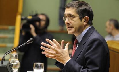 Patxi López, durante una de sus intervenciones en el pleno del Parlamento, ayer en Vitoria.