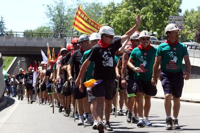 La columna de Aragón, que pasó la noche en Alcalá de Henares, las forman más de 100 mineros. Ha recorrido unos 13 kilómetros a lo largo de esta mañana hasta llegar a Alcobendas. El Ayuntamiento les ha cedido para dormir el Pabellón de los Sueños.