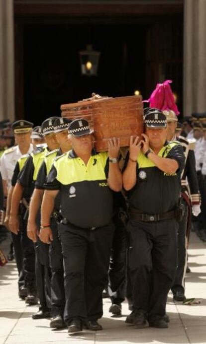 Compañeros de la policía municipal muerta en Usera portan su féretro a la salida de la Casa de la Villa.