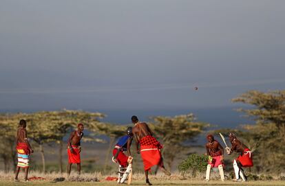 Sesión de entrenamiento en plena sabana de Laikipia, Kenia. Los Maasai Cricket Warriors luchan activamente contra las prácticas culturales destructivas, como las mutilación genital femenina. Esta es una práctica que fue prohibida en todo el país en 2011, pero todavía se practica entre ellos.Se calcula que un 27% de las kenianas la ha sufrido, pero entre la población masai esta cifra asciende a más del 70%. Esta práctica provoca graves problemas de salud a las mujeres.