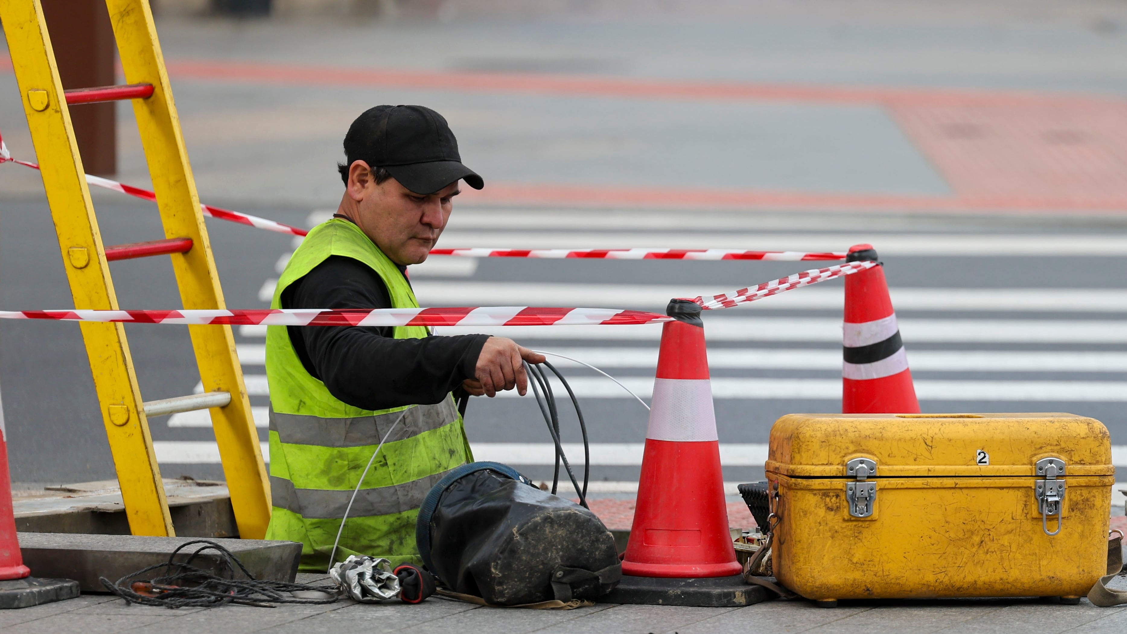  Un trabajador tira cable de telecomunicaciones en una calle de Bilbao el 4 de noviembre.