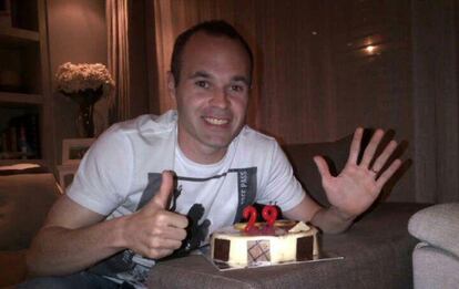 Iniesta celebra el título y su cumpleaños.