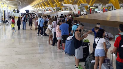 Viajeros en la T4, en el aeropuerto Adolfo Su&aacute;rez Madrid-Barajas.