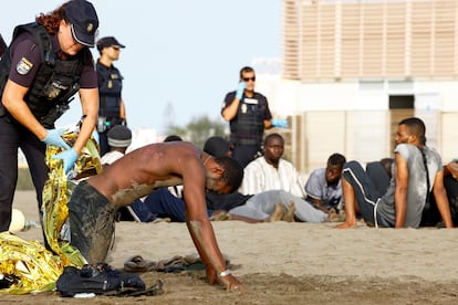 Una agente de la Policía Nacional atiende a uno de los migrantes, que tenía la espalda quemada. 