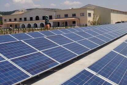 Paneles solares en la bodega Emina, del Grupo Matarromero, en Valbuena de Duero (Valladolid).