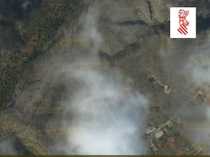 Vista aérea de la cresta donde se ha declarado el incendio entre Benissa y Teulada. (Imagen del Twitter GVA 112).