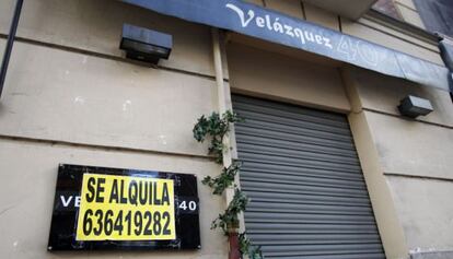 Locales cerrados con el cartel de alquiler en la calle Velázquez de Madrid.