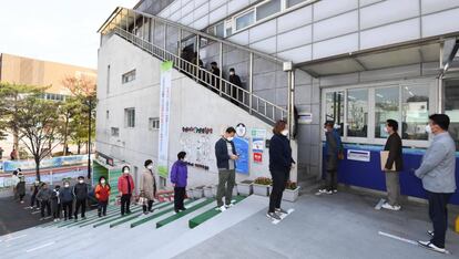 Ciudadanos de Corea del Sur esperando su turno para votar.