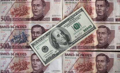 Pesos mexicanos e dólares.