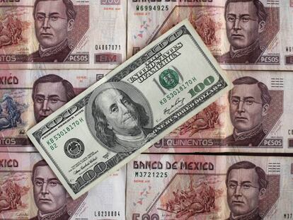 Pesos mexicanos e dólares.